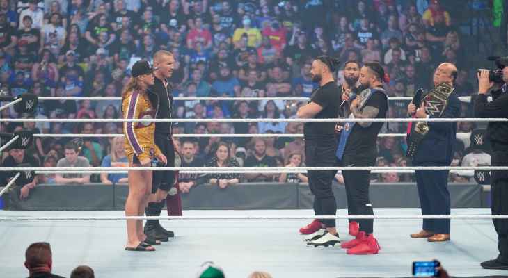 منافسة حامية تشعل أجواء WWE استعدادا للمباريات على ألقاب الرو وسماك داون
