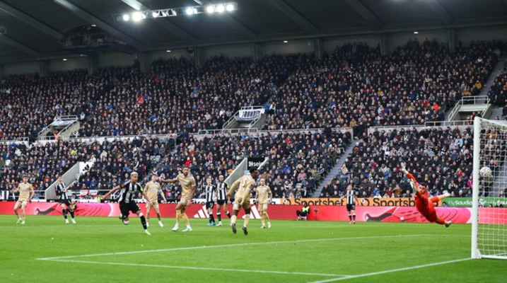 كأس الاتحاد الانكليزي: مان يونايتد المنقوص ينقذ موسمه ويخرج ارسنال وتاهل نيوكاسل