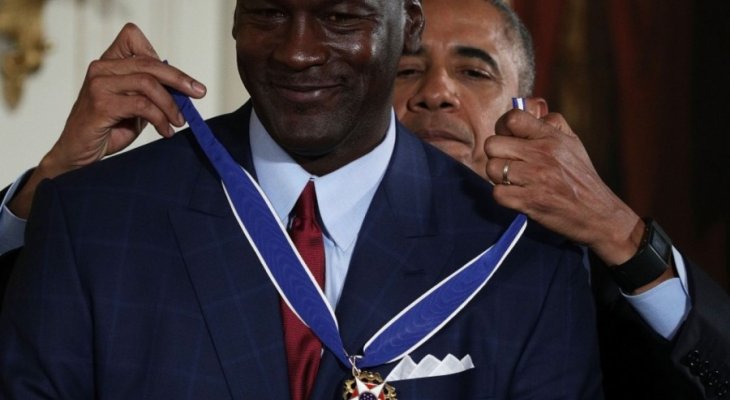 الرئيس الاميركي يقلد مايكل جوردن ميدالية الحرية