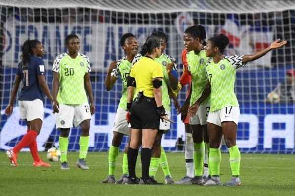 اعادة ركلة الجزاء في مباراة نيجريا وفرنسا تثير ردود فعل مستنكرة