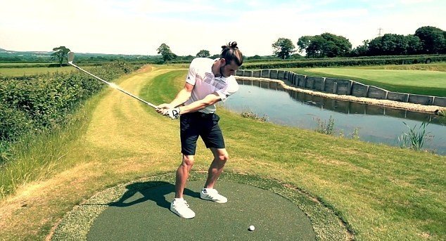 بايل يقضي وقت ممتع في ملعب الغولف