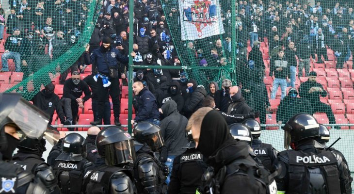 عنف في كلاسيكو سلوفاكيا يؤدي إلى إيقاف المباراة