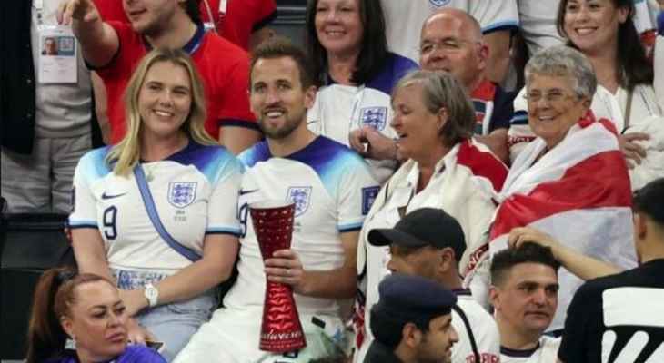 لاعبو المنتخب الإنكليزي يحتفلون مع عائلتهم بعد الفوز