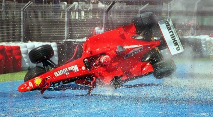 مايكل شوماخر يُظهر لنا ما يحصل لسائق الفورمولا 1 حين يفرمل على العشب