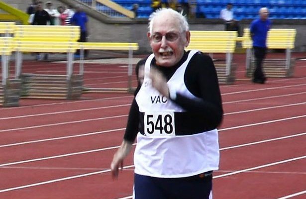 في الـ96 من العمر يركض 200 متر ويسجل رقما قياسيا 