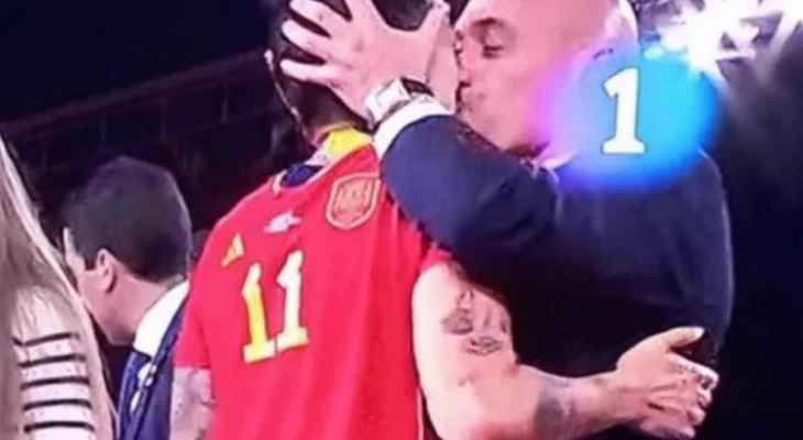 ماذا قال رئيس الاتحاد الاسباني ولاعبة اسبانيا بعد القبلة التي جمعتهما؟