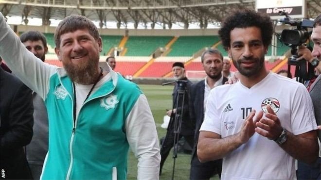 فيديو: لحظة تكريم رئيس الشيشان لمحمد صلاح