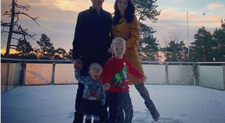 كيمي رايكونين مع عائلته على الثلج