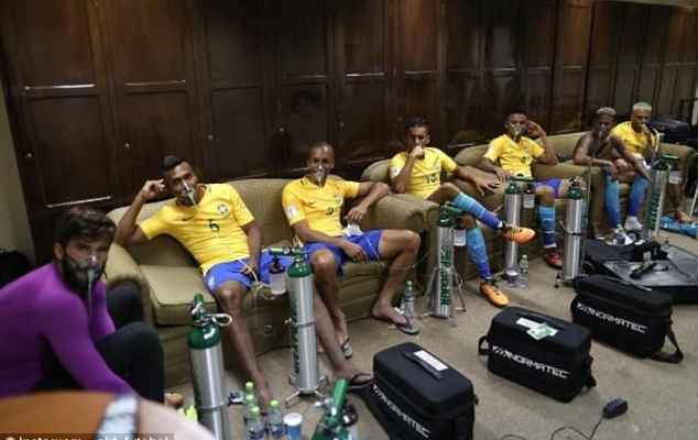 لاعبو البرازيل يستعملون اقنعة الاوكسيجين للتعافي من مباراة بوليفيا