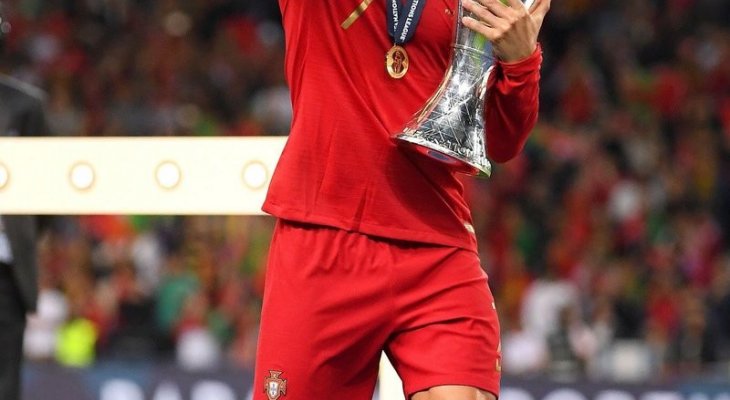 رونالدو يحتفل بمرور 15 عاما على اول اهدافه مع البرتغال