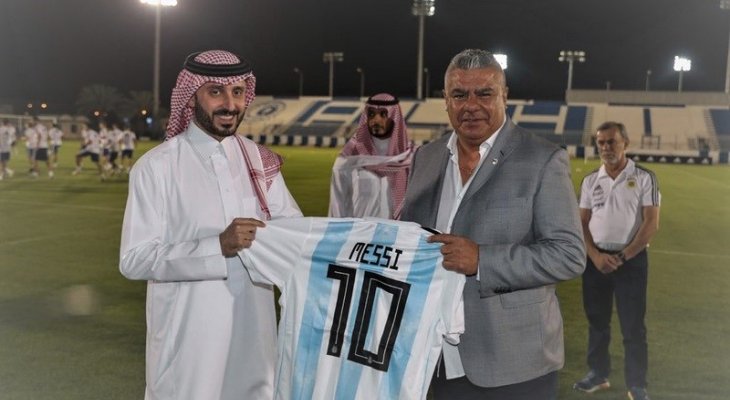 رئيس الاتحاد الأرجنتيني يهدي نظيره السعودي قميص &quot;ميسي&quot;