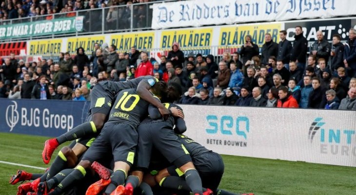 أيندهوفن يغرد في صدارة الدوري الهولندي 