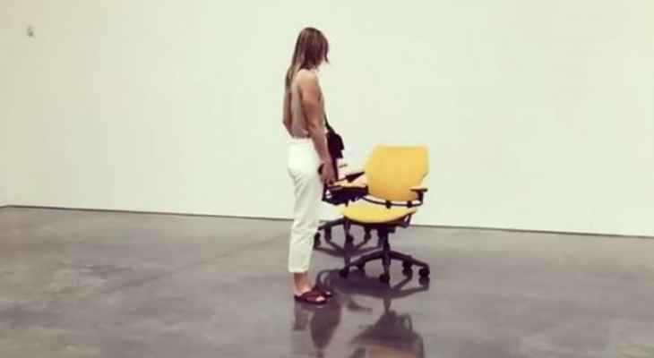 ماريا شارابوفا تتفاعل مع كرسي اصفر