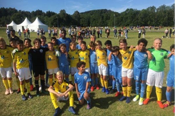 فرق مدارس السيتي لكرة القدم في الإمارات تعود بنتائج مذهلة من كأس جوثيا في السويد 