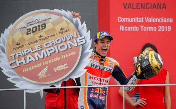 ماركيز يفوز بسباق فالنسيا ويحرز الثلاثية في بطولة العالم للدراجات النارية