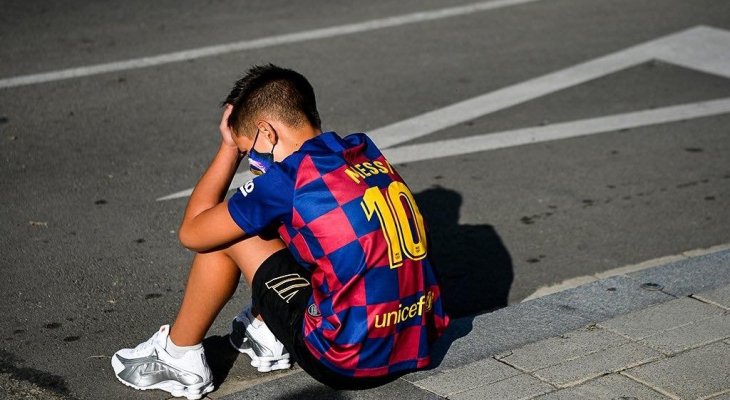 ميسي يخيّب أمل طفل بعد غيابه عن مقر نادي برشلونة