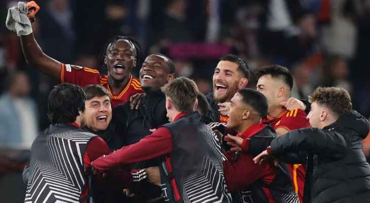 لاعبو روما يشاركون نديكا فرحتهم بعد التأهل لنصف النهائي