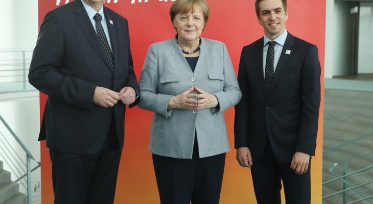 لام يطلب مساندة ميركل في ملف المانيا لاستضافة يورو 2024