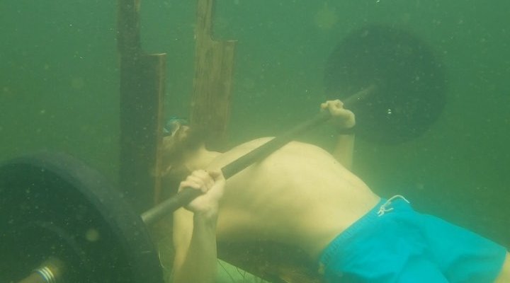 روسي يحطم الرقم القياسي برفع الأثقال تحت الماء