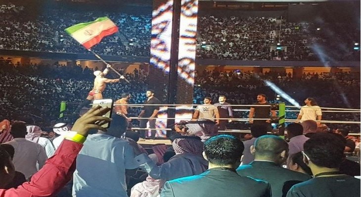 شاهد ردة الفعل عند رفع علم إيران في عروض &quot;WWE&quot; بالسعودية