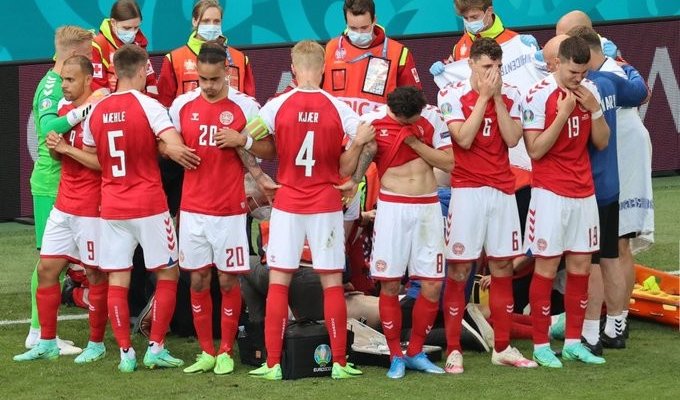 اليويفا يعلق مباراة الدنمارك وفنلندا بعد سقوط اريكسن
