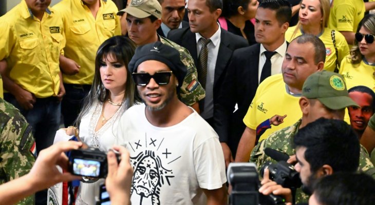 رونالدينيو وشقيقه يتجنبان الملاحقة القضائية بسبب جوازات السفر المزورة 