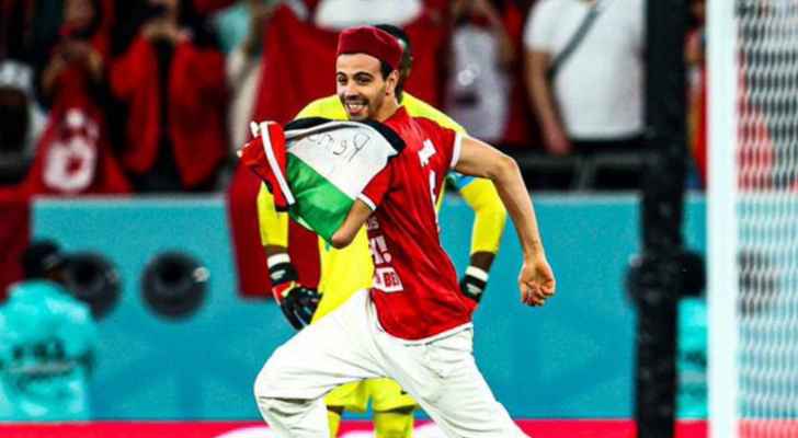 مشجع يقتحم ملعب مباراة فرنسا وتونس حاملاً علم فلسطين
