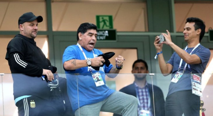 مارادونا يفقد السيطرة على نفسه بعد خسارة الارجنتين امام كرواتيا 