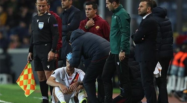 لاعب روما ينزف بسبب إلقاء عملة معدنية من الجماهير التركية