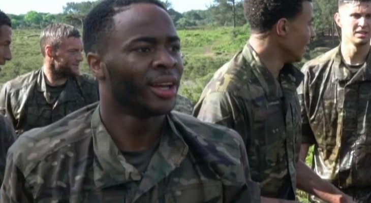 فيديو: منتخب انكلترا يخوض تدريبات عسكرية بقيادة المارينز