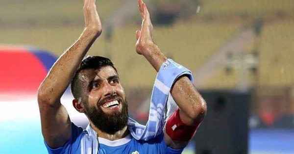 فيديو: نجم منتخب الأردن يهدي قميصه لأحد المشجعين