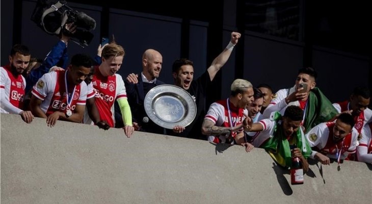 اياكس يحتفل بلقب الدوري الهولندي مع مشجعيه بطريقة مبتكرة