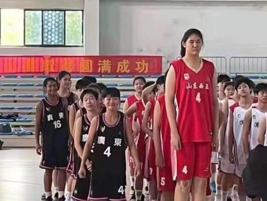 عملاقة الصين الجديدة تخطف انظار متابعي كرة السلة العالمية