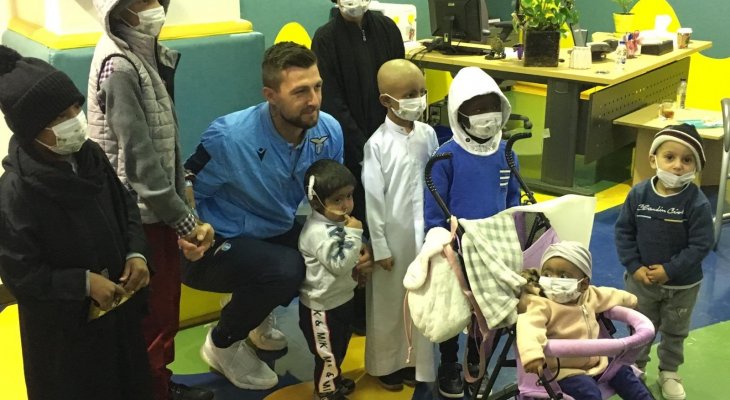 مدافع لاتسيو اتشيربي يزور أطفال مرضى السرطان في الرياض