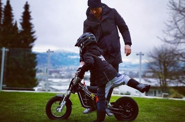 كيمي رايكونين يعلّم إبنه على الدراجة