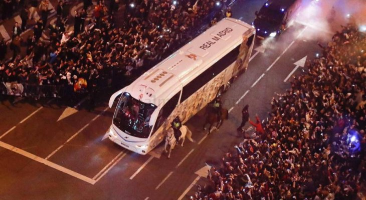 استقبال مهيب لحافلة ريال مدريد قبيل مواجهة باريس سان جيرمان
