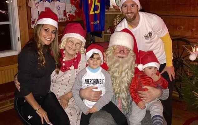 ميسي وعائلته و &quot; بابا نويل &quot;