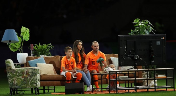 شنايدر يستعيد انجازاته مع هولندا على أريكة في ملعب كرويف