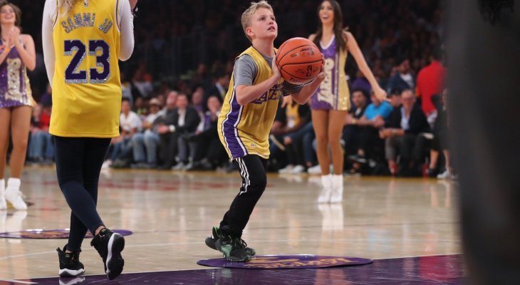 فتى يستعرض مهاراته في كرة السلة... بحثا عن عقد