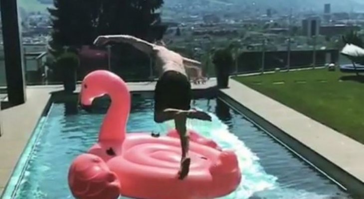 كيمي رايكونين يقفز في حوض السباحة بطريقة بهلوانية