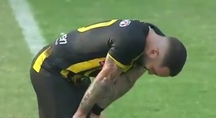 لاعب فنزويلي ينهمر بالبكاء بعد أن تسبّب بهزيمة والده المدرّب