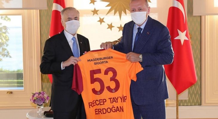 اردوغان يتسلم قميص غلطة سراي