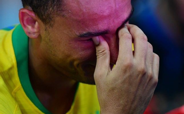 دانيلو يبكي بعد خروجه من مباراة منتخبه بسبب الإصابة
