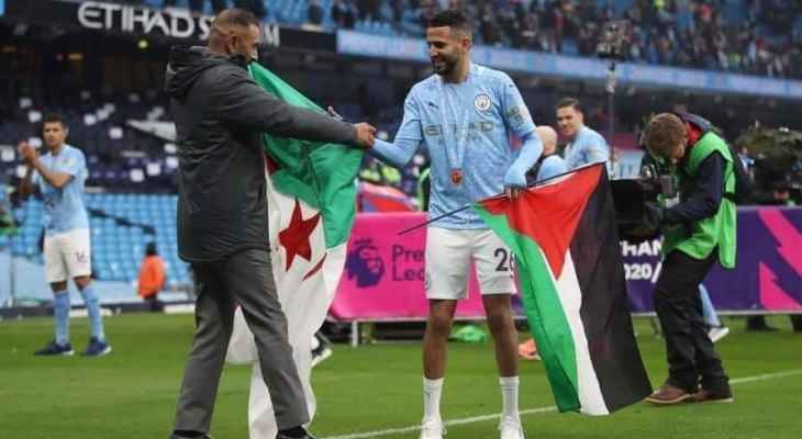 محرز يرفع علم فلسطين خلال الاحتفال باللقب مع السيتي