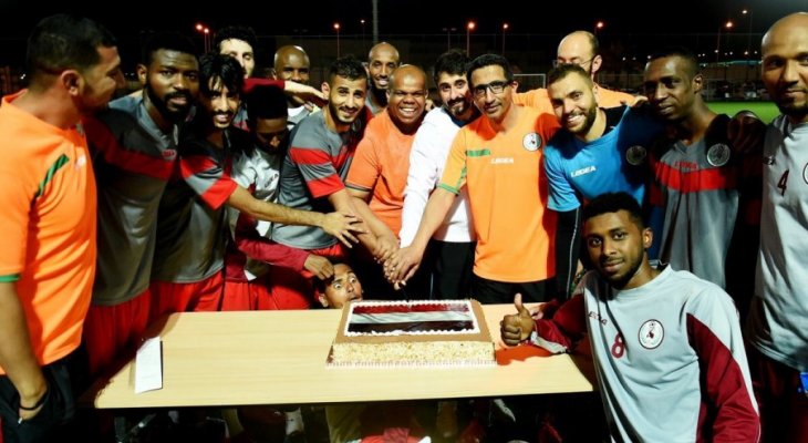 المرخية القطري يحتفل مع حمصان بتأهل اليمن إلى كأس آسيا