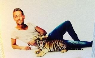 بيتر كراوتش يستلقي بجانب نمر صغير