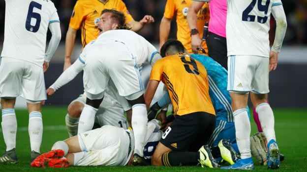 لاعب يفقد وعيه خلال مباراة وولفرهامبتون وسلوفان براتيسلافا