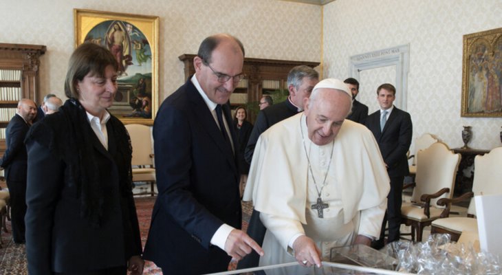 رئيس الوزراء الفرنسي يقدم قميص ميسي إلى البابا فرنسيس