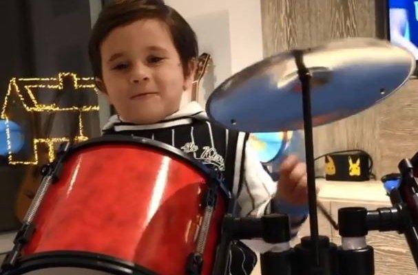 إبن ليونيل ميسي يظهر مواهبه الموسيقية