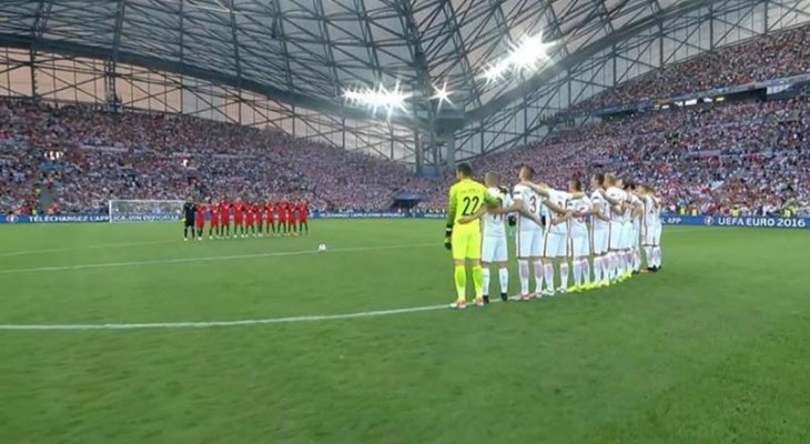 لاعبو بولندا والبرتغال يقفون دقيقة صمت قبل إنطلاق المباراة